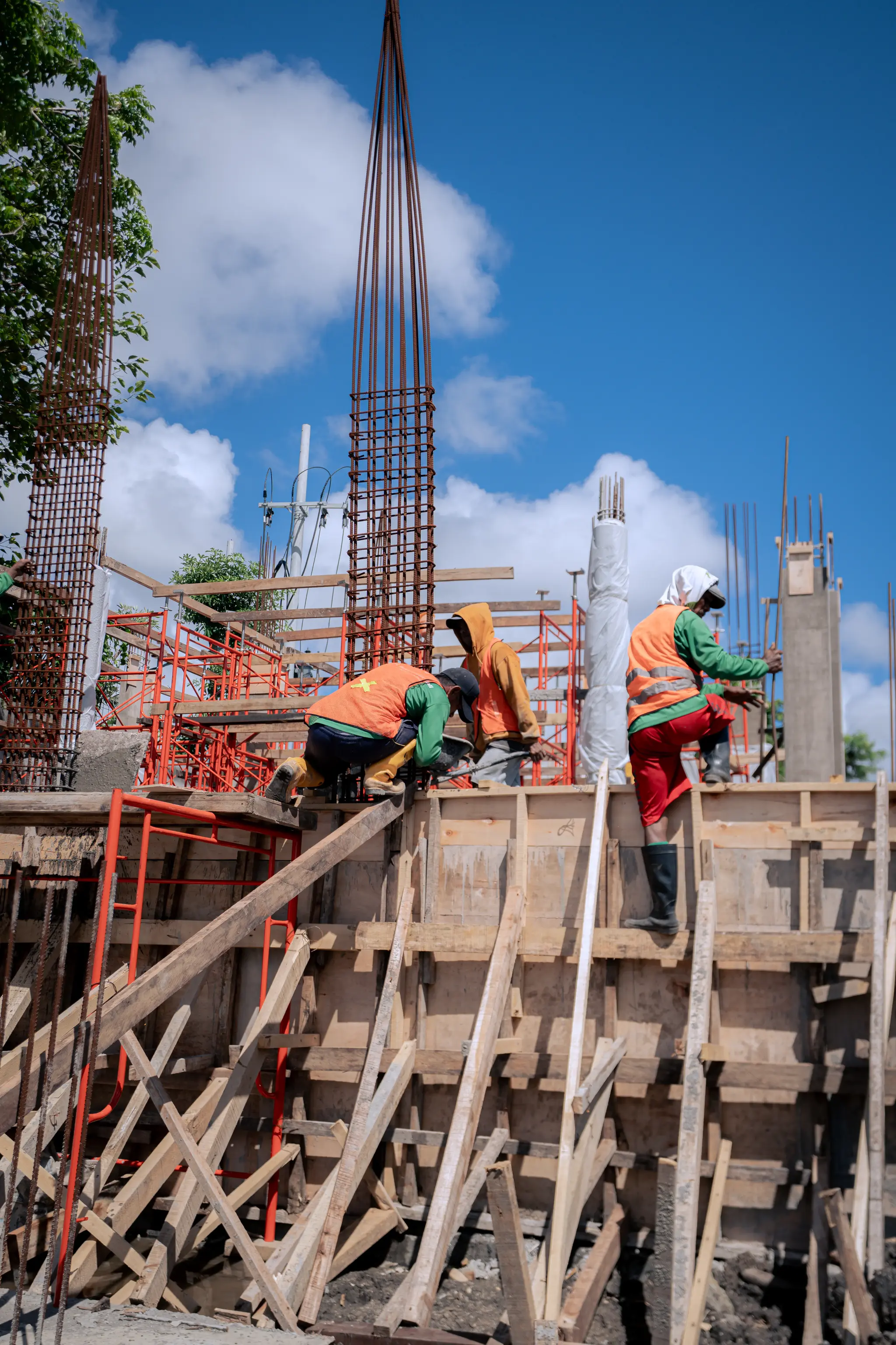 Pash villas — site team on scaffolding